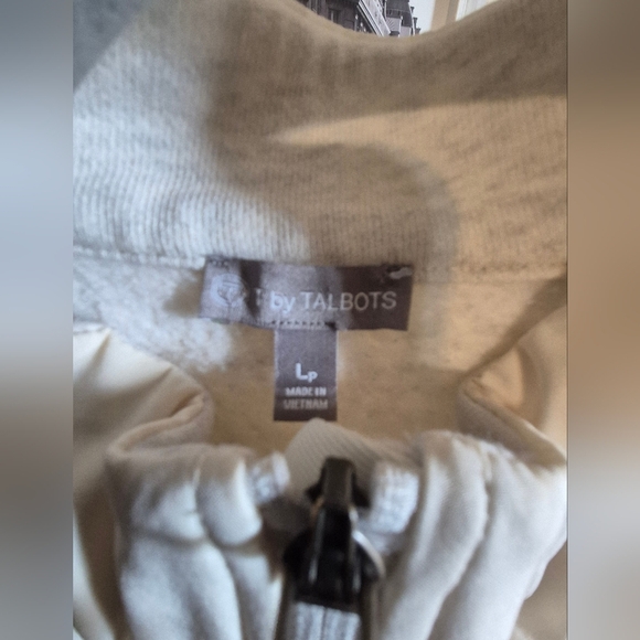 T By Talbots White Sleeveless Zip-Up Vest - Picture 2 of 6